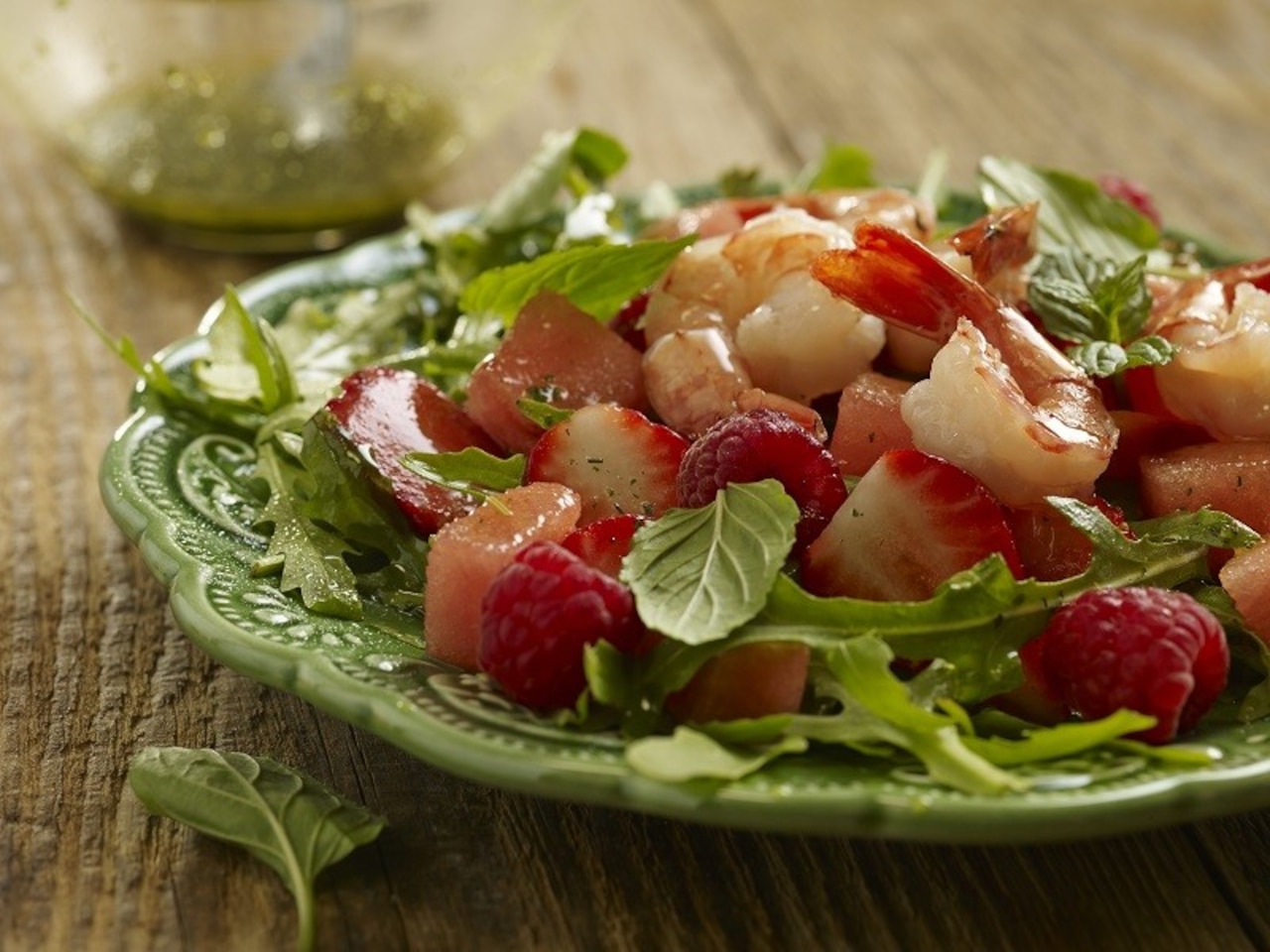 Lato w kuchni. Sałatki z owocami. Zaskakujące połączenia.