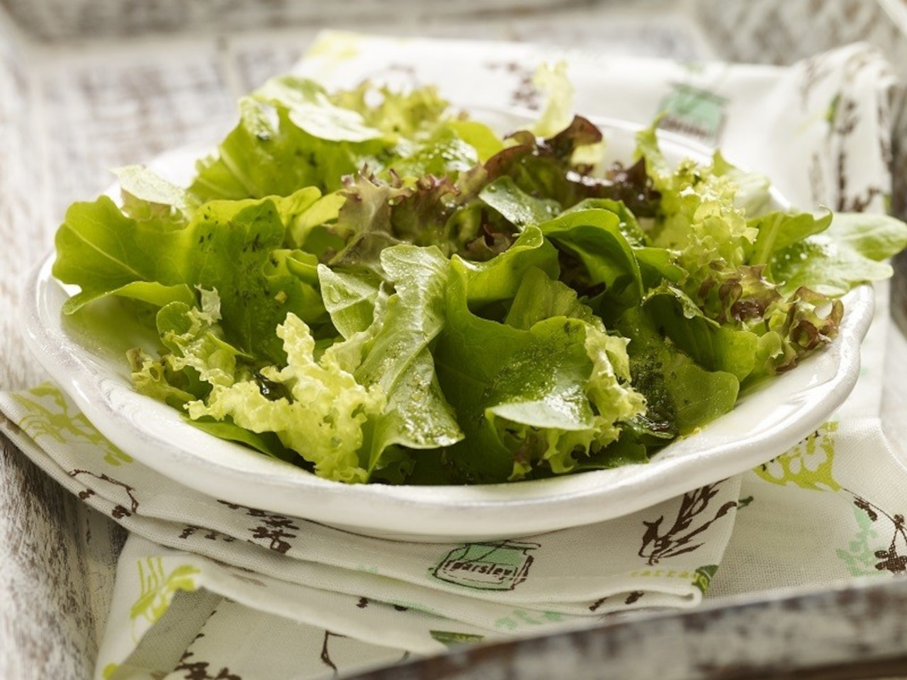 Lato w kuchni. Jak komponować letnie sałatki?