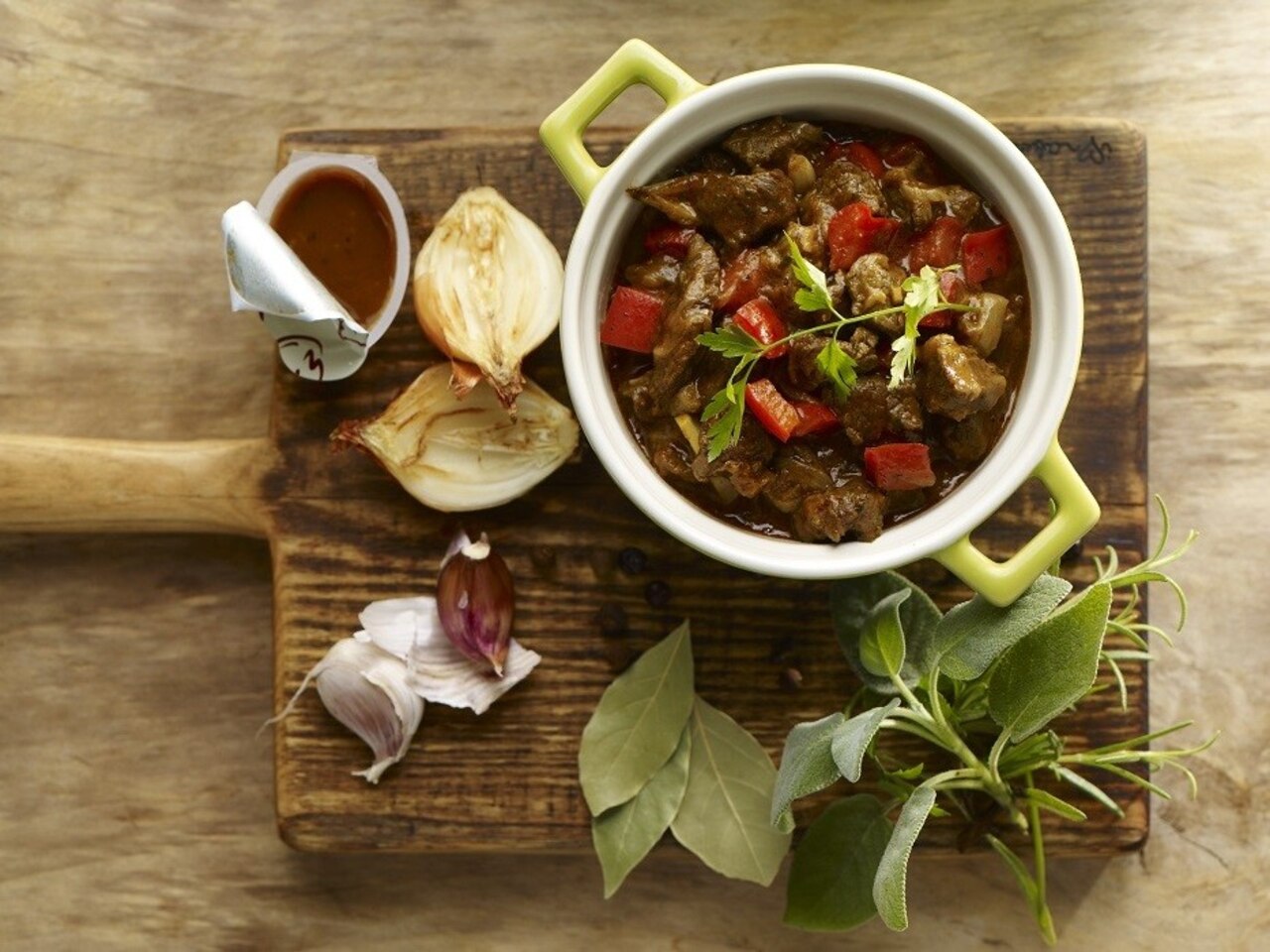 Najważniejszy w kuchni – ostry nóż. Sposób na cebulę