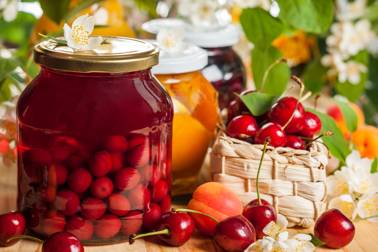 Jak zrobić kompot z truskawek, jabłek i wiśni? Jak długo go gotować?