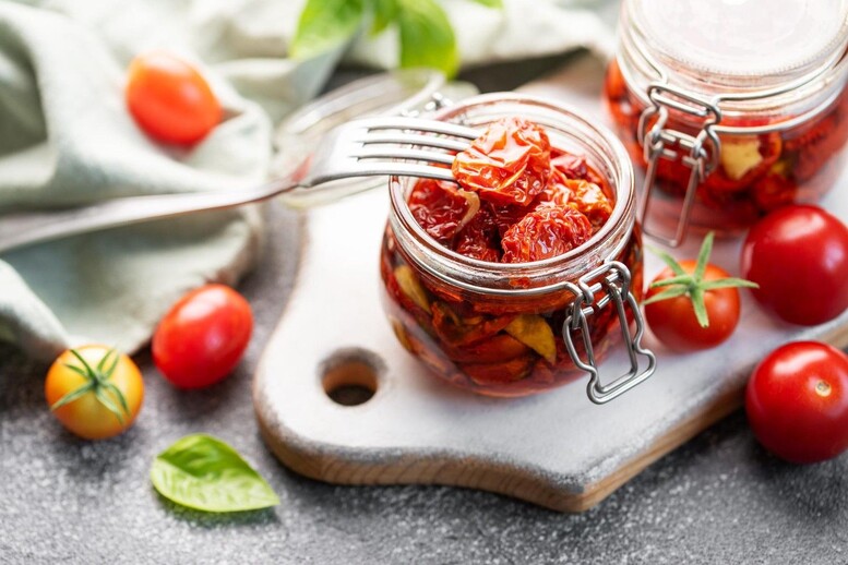 Konfitowane pomidory na zimę do słoików – przepis