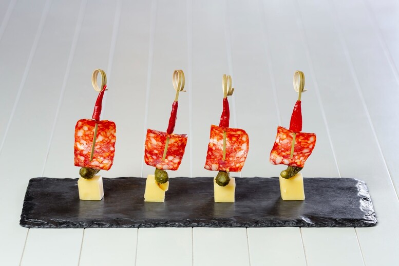 Koreczki z salami – przepis z serem lub ogórkiem