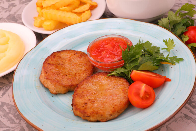 Kotlety z mortadeli z serem – jak zrobić? Z czym podawać?