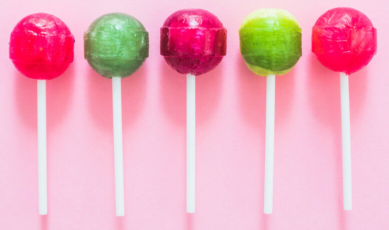 Jak zrobić lizaki z cukru? Domowe sposoby na kolorowe lizaki na patyku