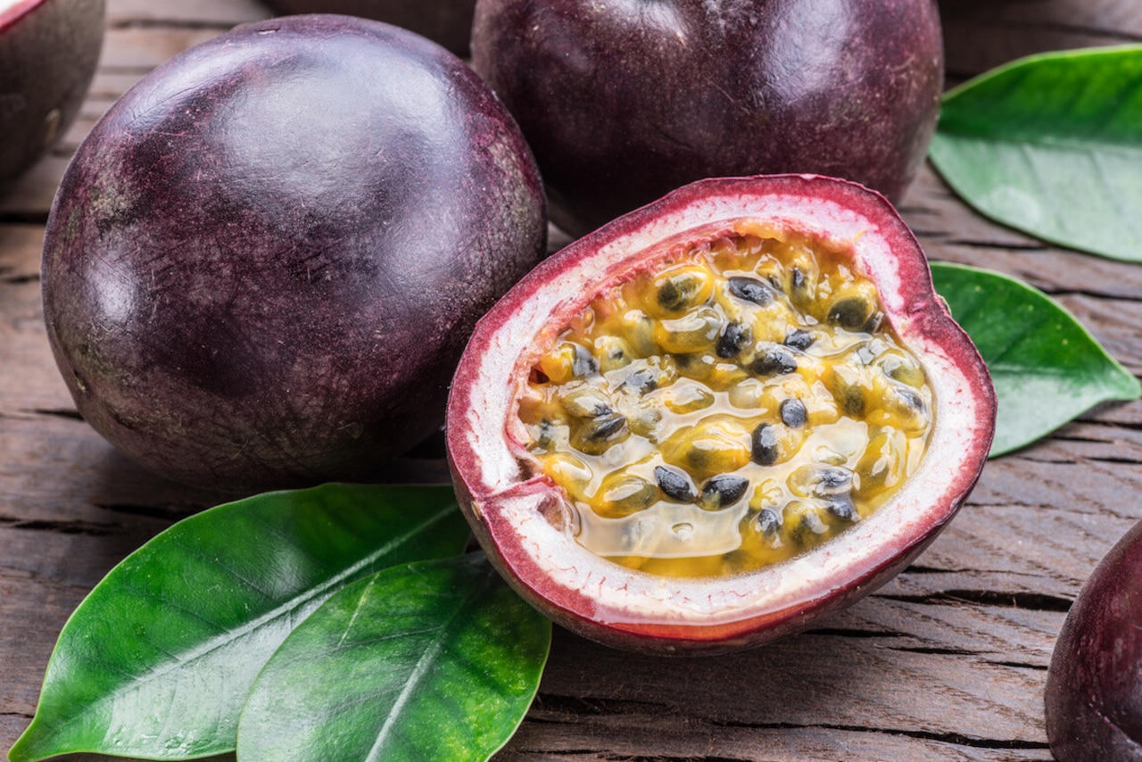 Jak jeść marakuję? Jak smakuje ten egzotyczny owoc?