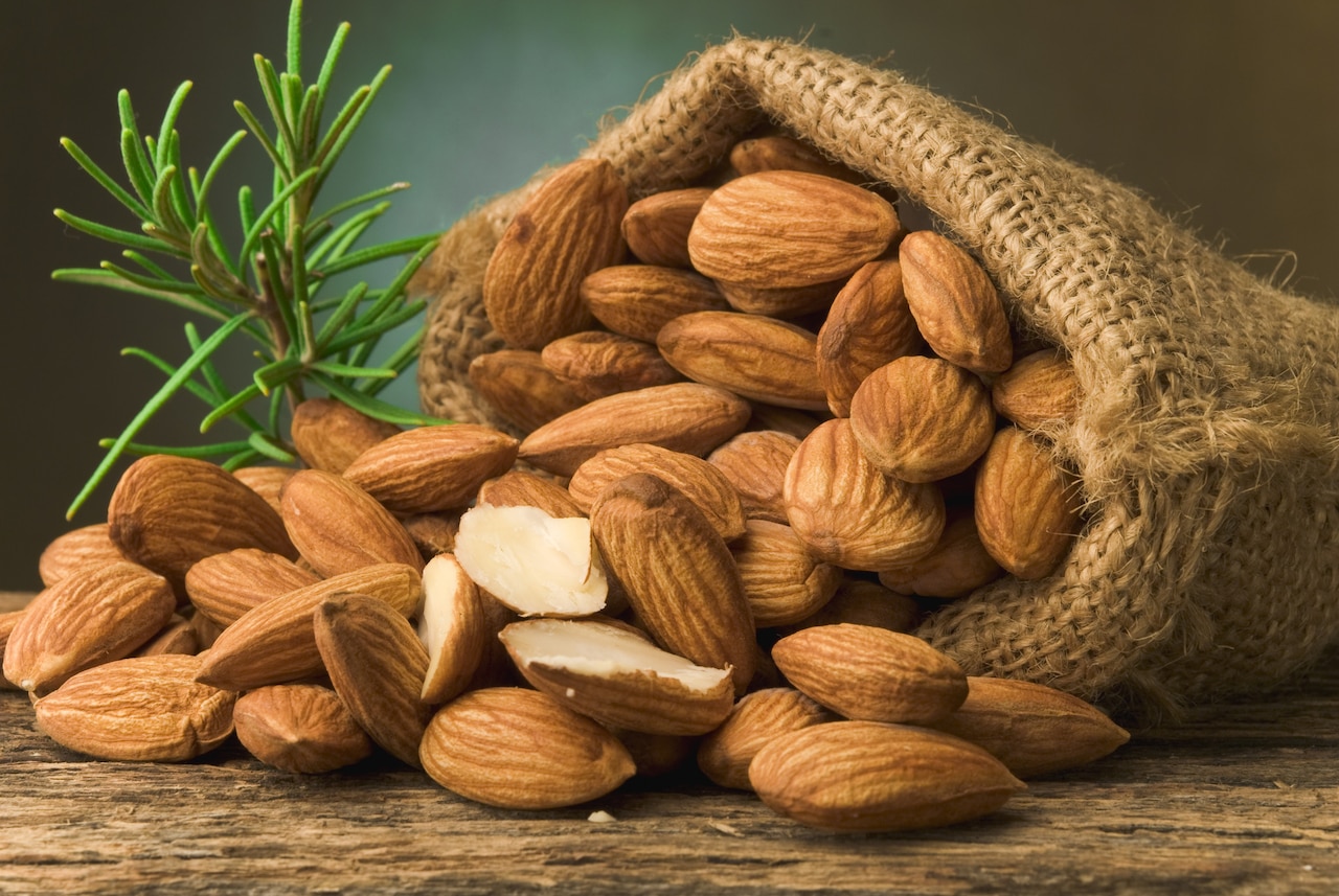 Migdały - niewielkie pestki z rodziny brzoskwiń, nie orzechów!