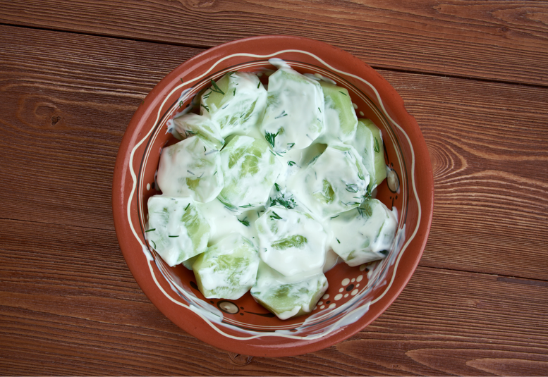 Jak zrobić mizerię z ogórków? Jak się ją robi na zimę?