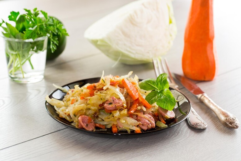 Młoda kapusta z kiełbasą – przepis. Jak ugotować?