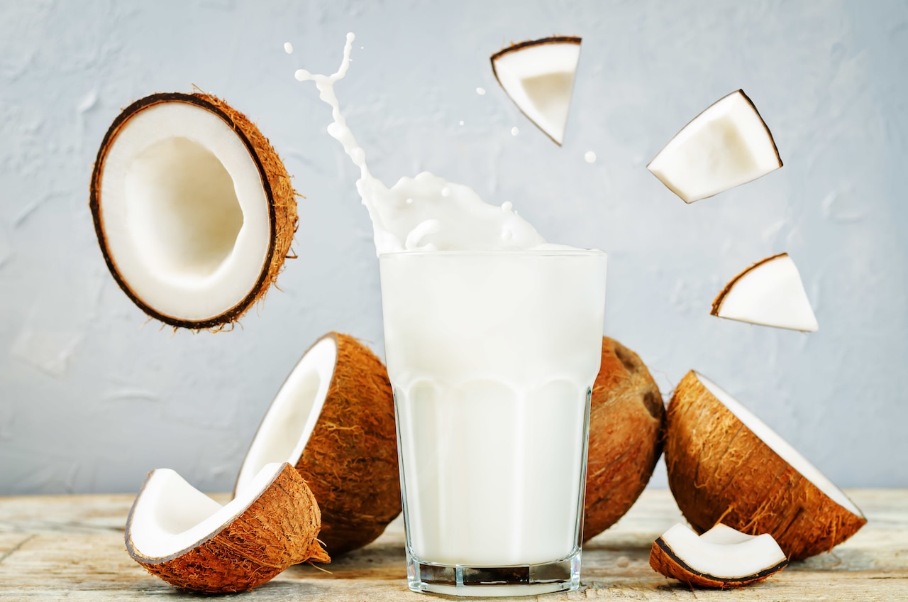 Jak zrobić napój kokosowy – z kokosa albo wiórków?
