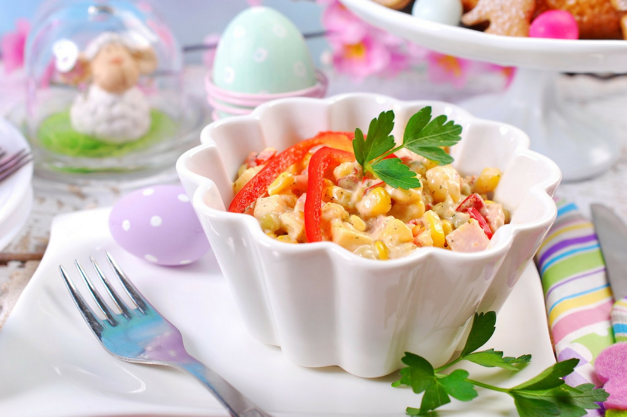 Jakie sałatki podać na Wielkanoc? Porady i inspiracje