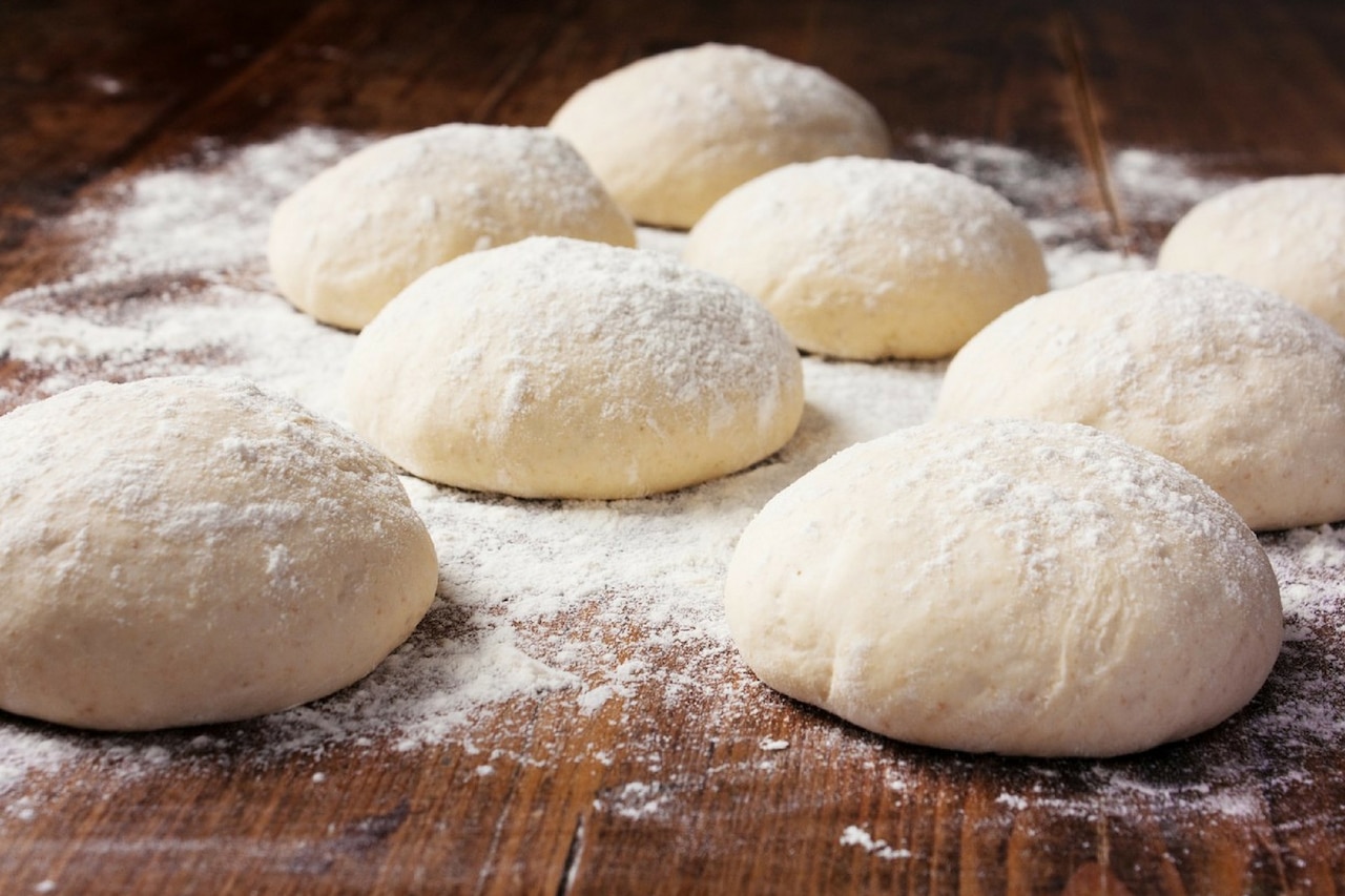 Jak zrobić idealne ciasto na pizzę?