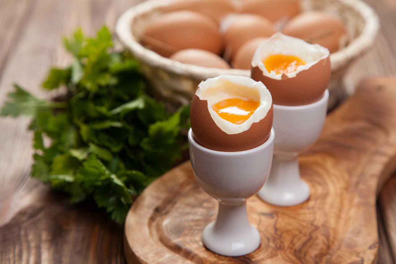 Jajko na twardo i na miękko – jak długo gotować?