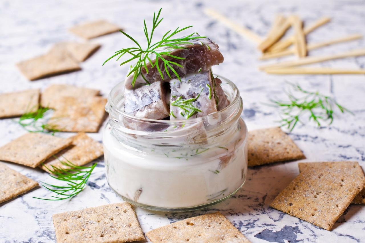 Jak zrobić śledzie w śmietanie?