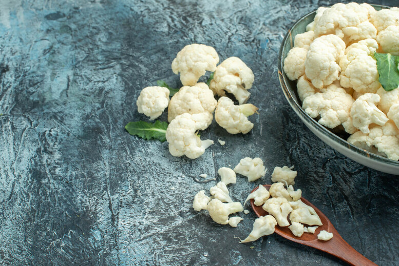 Pasta z kalafiora gotowanego lub pieczonego na kanapki. Jak przygotować?