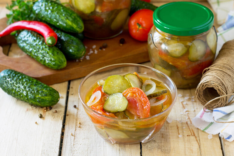 Jak zrobić sałatkę szwedzką z ogórków do słoików na zimę?