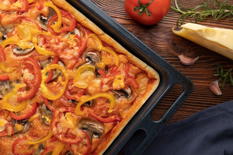 Pizza na dużą blachę – przepis na grubym cieście