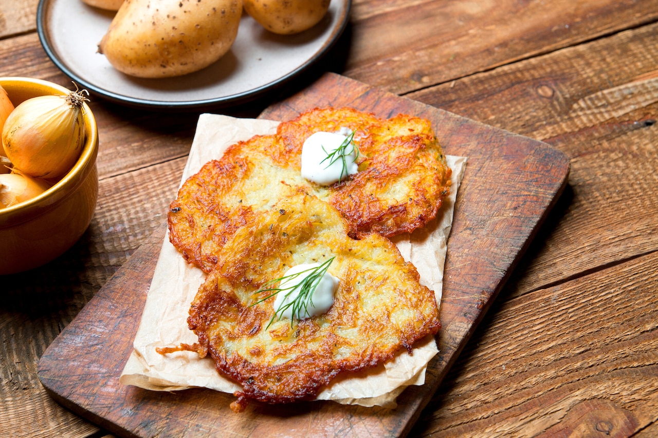 Placki ziemniaczane bez jajka – co dodać zamiast niego?