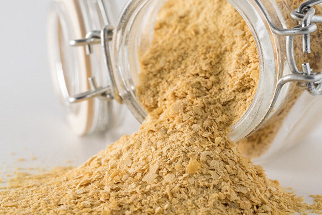 Płatki drożdżowe nieaktywne – jak je jeść? Gdzie w kuchni mają zastosowanie?