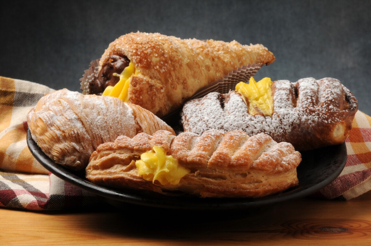 Przepis na ciasto półfrancuskie drożdżowe – jak zrobić je krok po kroku?