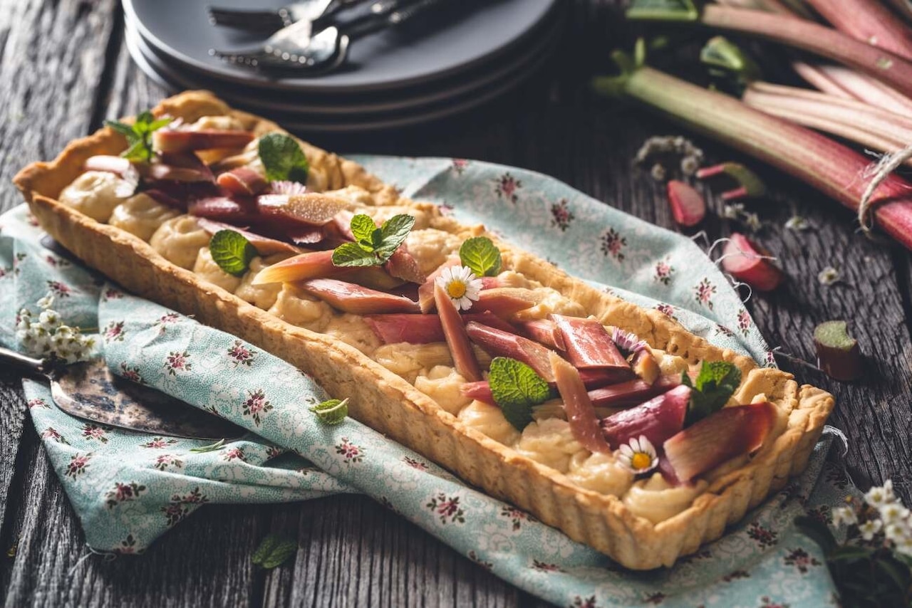 Jak przygotować rabarbar do ciasta? Jak go obrać i pokroić?