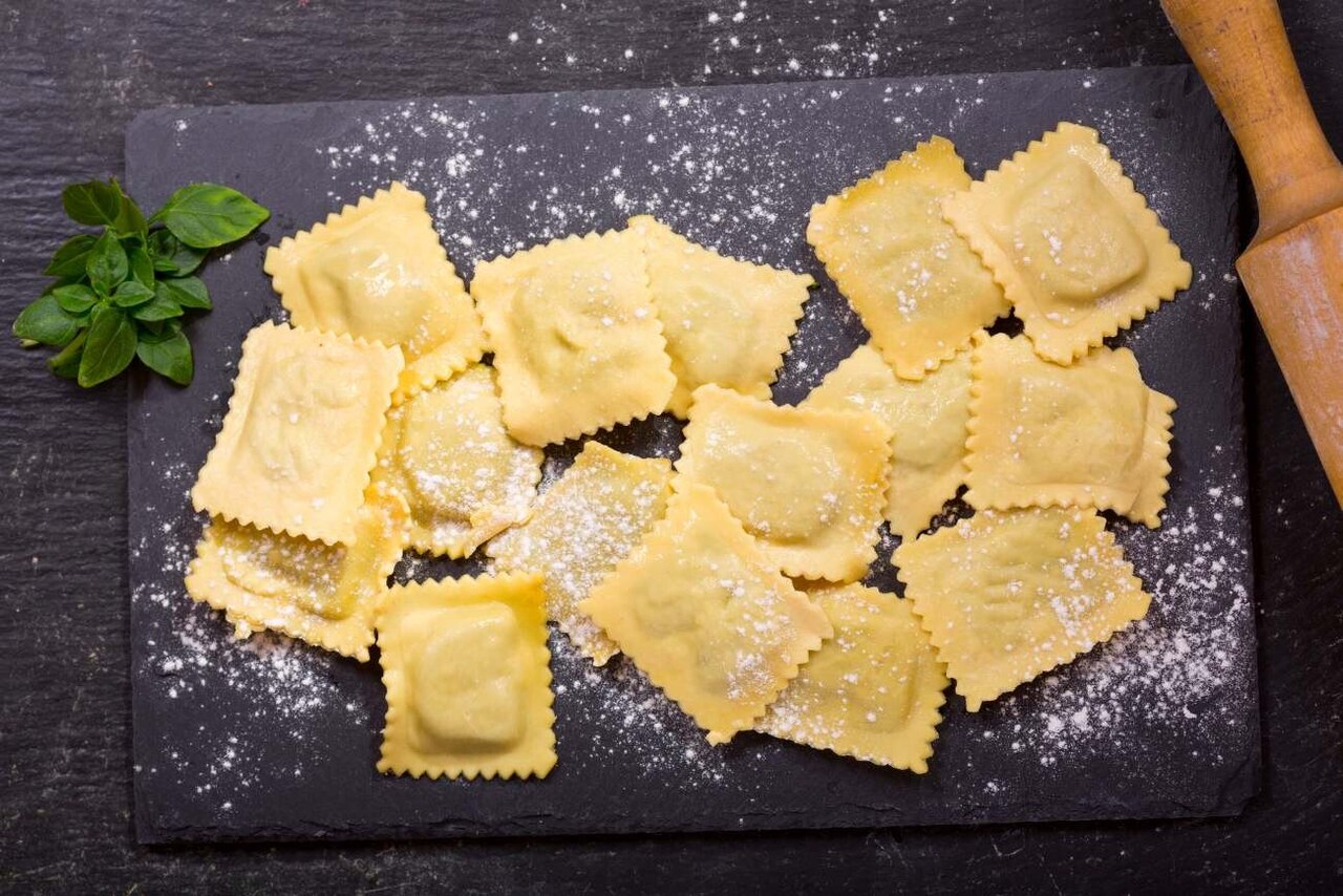 Ciasto na ravioli – idealne do włoskich pierożków. Jak je zrobić?