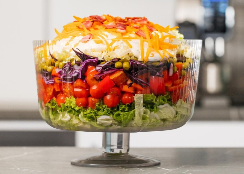 Sałatka milionera – przepis z wędzonym kurczakiem