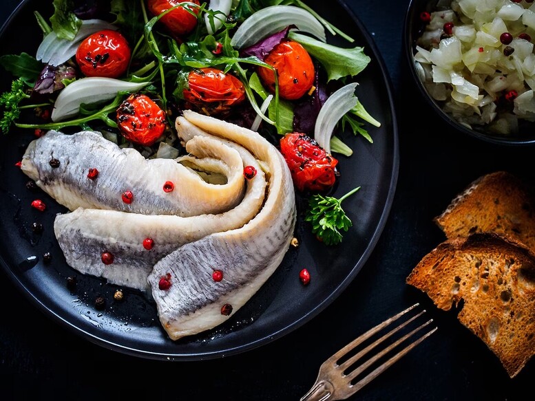 Ile moczyć śledzie w mleku, a ile w wodzie? W czym najlepiej to robić?