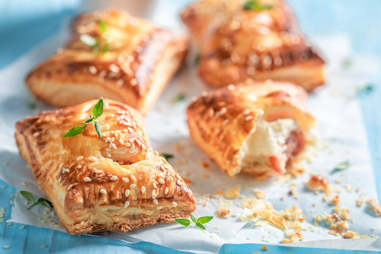 Czym posmarować ciasto francuskie – białkiem czy żółtkiem? Albo czego użyć zamiast jajka?