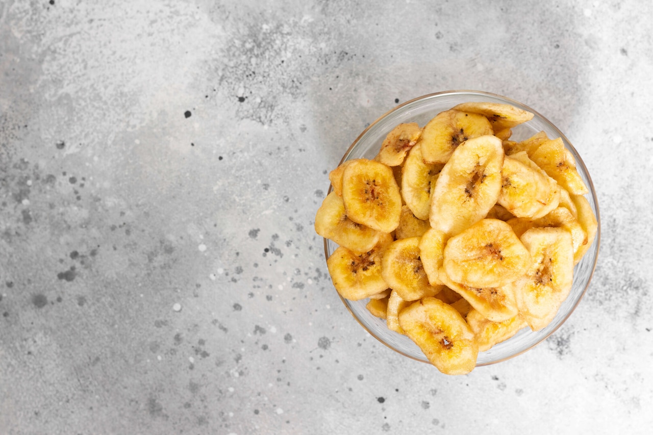 Jak zrobić chipsy bananowe? Sposoby na domowe suszone banany
