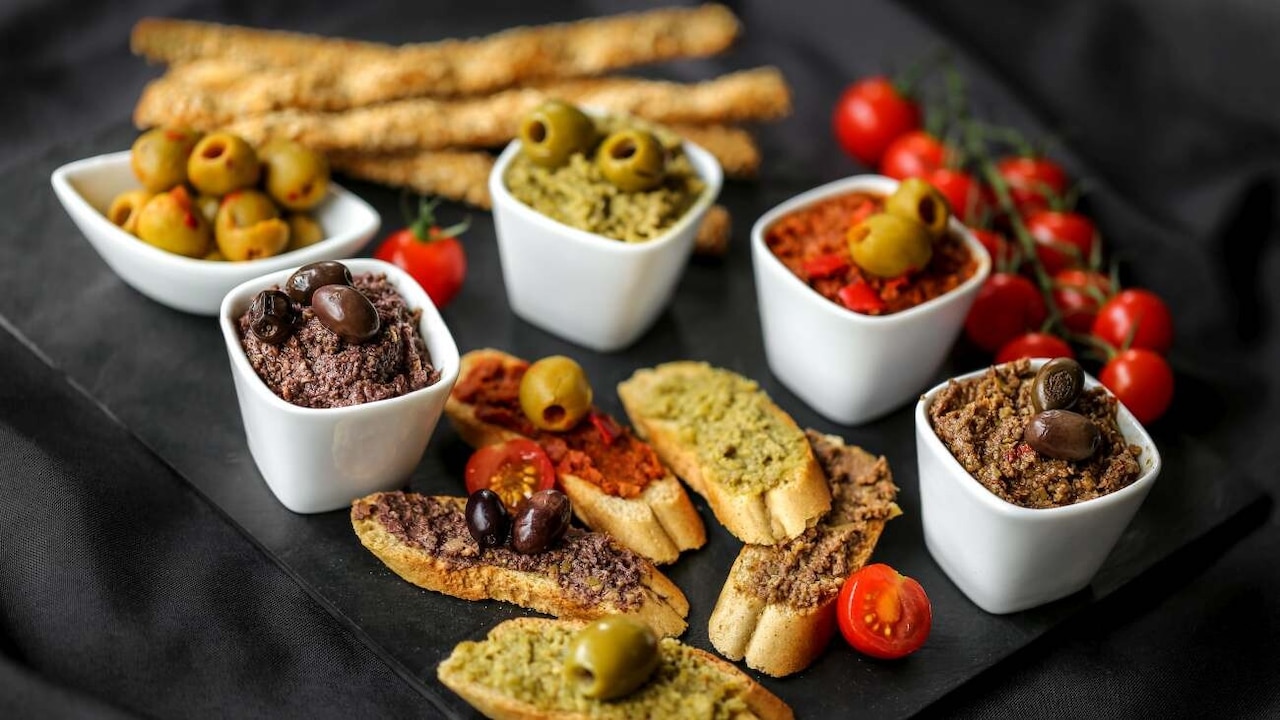 Co to jest tapenada? Przepisy na tapenadę z czarnych i zielonych oliwek