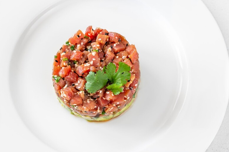 Tatar z łososia – przepis z awokado i ogórkiem