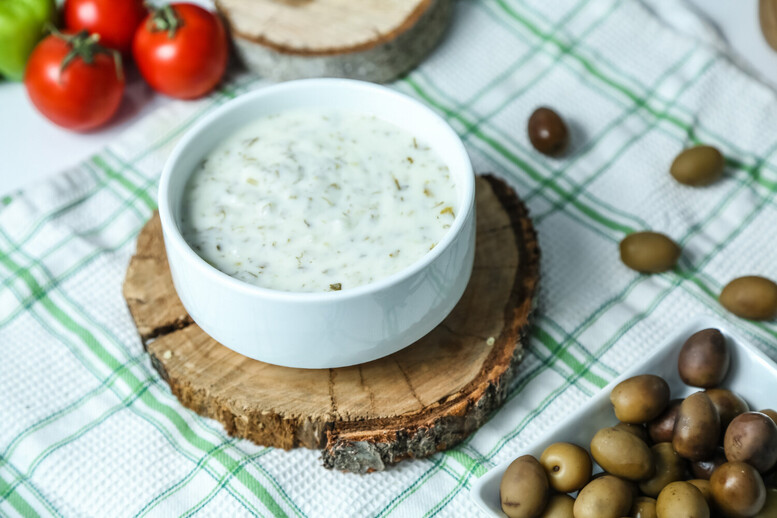 Toum – przepis na libański sos czosnkowy