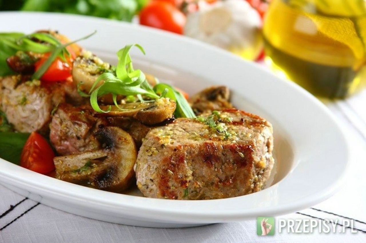 Wieprzowina z grilla – soczyste polędwiczki wieprzowe, kiełbasa i kaszanka.