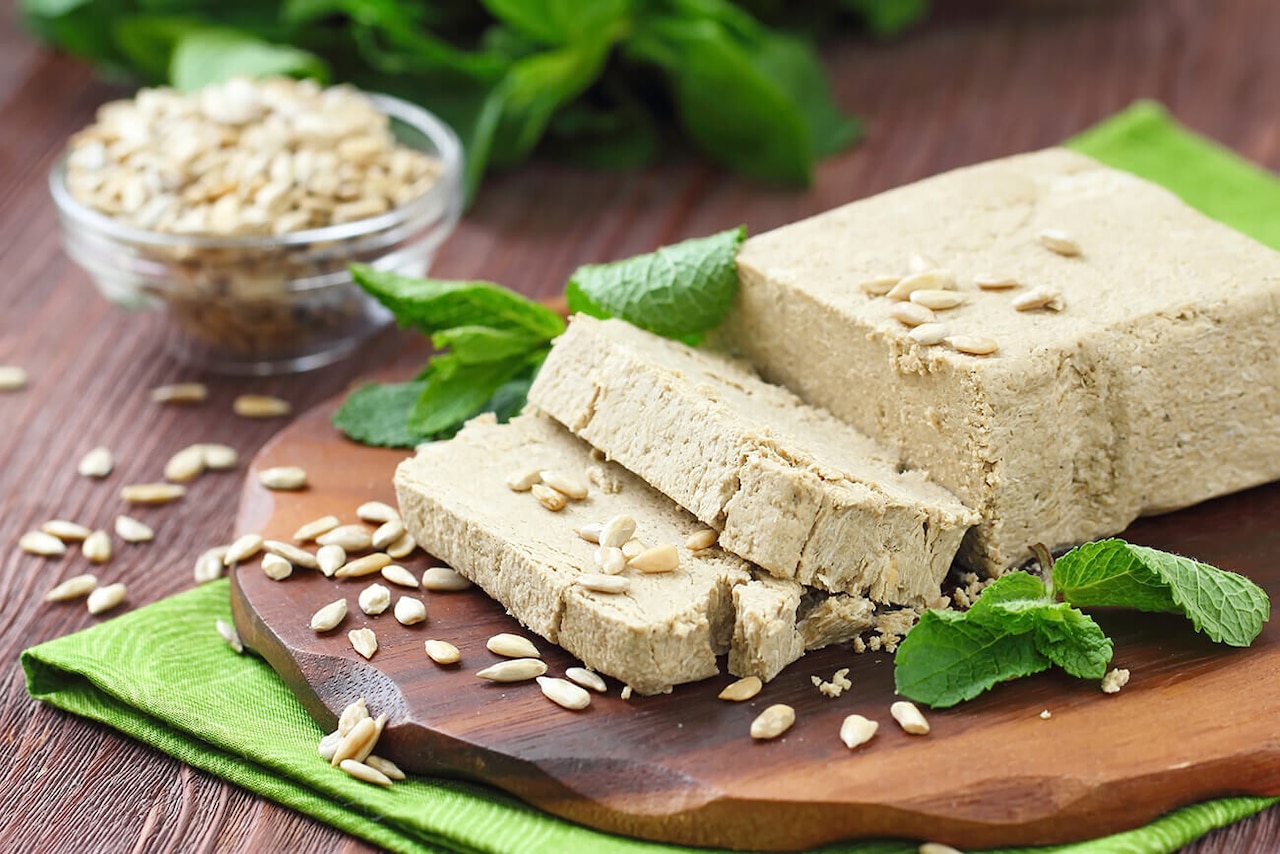 Z czego zrobiona jest chałwa? Jak wygląda jej produkcja?