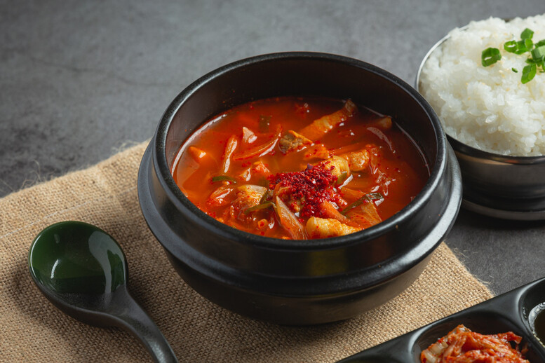 Zupa kimchi – przepis z kurczakiem