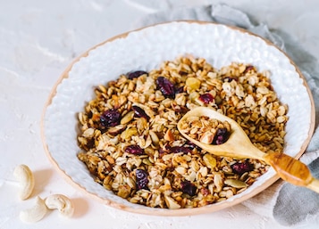 Jak zrobić domową granolę z płatków owsianych?
