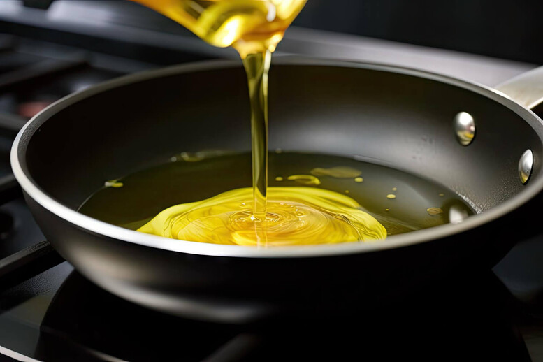 Ile rozgrzewa się olej na patelni? Jak go rozgrzać?
