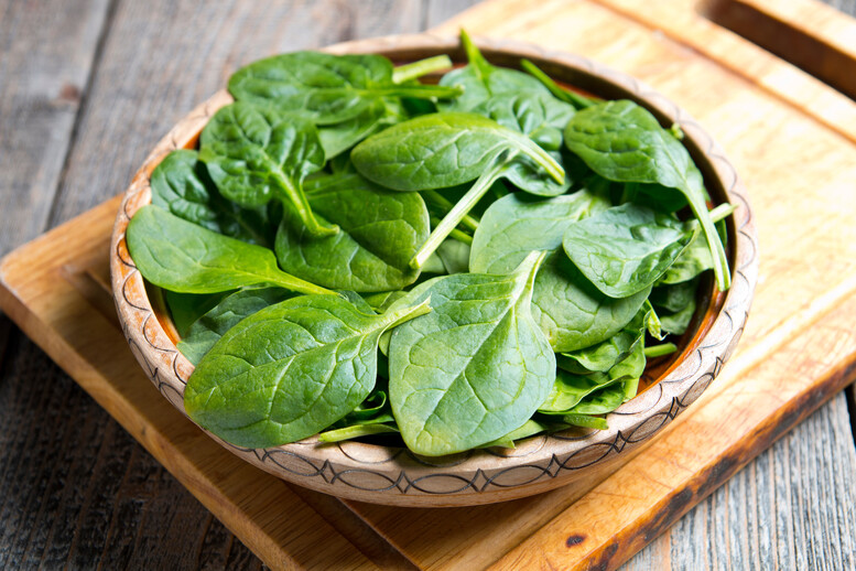 Szpinak na surowo – czy można jeść? Jak go przyrządzić?