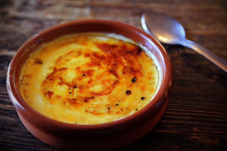 Crema catalana – co to jest? Jak zrobić krem kataloński?