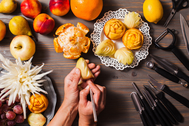Carving – co to jest? Na czym polega rzeźbienie w owocach i warzywach