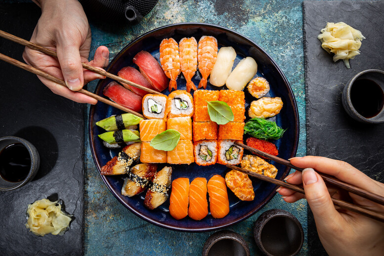 Jak jeść sushi w prawidłowy sposób? Należy spożywać je na ciepło, czy na zimno?