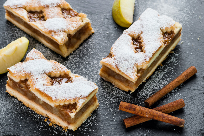 Jak smażyć jabłka na szarlotkę? Jak je przygotować?