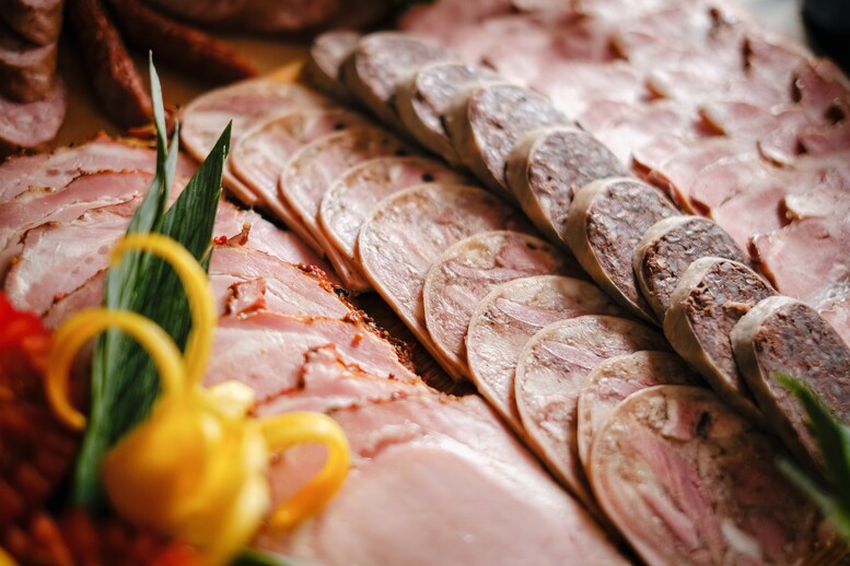Jak przechowywać wędlinę w lodówce? Jak długo można ją trzymać?