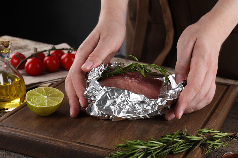 Folia aluminiowa – która strona trzyma ciepło, a która zimno? Która do pieczenia?