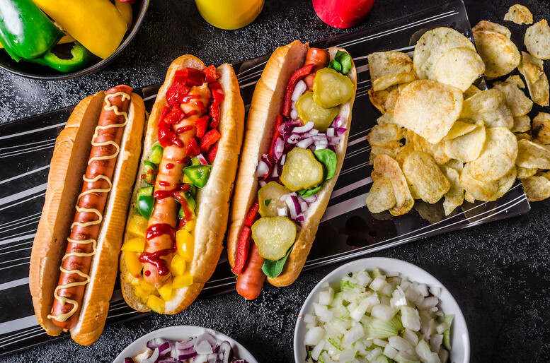 Domowe bułki do hot-dogów - jak upiec je, by były miękkie, a zarazem chrupiące?