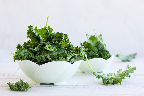 Jak jeść jarmuż na surowo? Jak się go je?