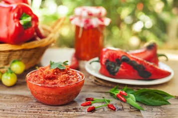 Ajvar – do czego stosować tę pastę? Z czym ją jeść?