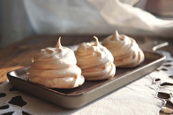 Jak przechowywać bezę po upieczeniu? Czy można trzymać ją w lodówce?