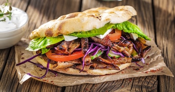 Chlebek pita – z czym jeść? Co włożyć do środka?