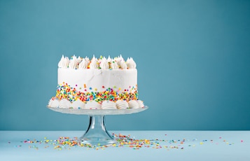 Jak udekorować boki tortu? Czym je obsypać?